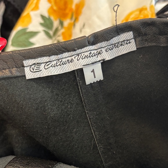 Handmade button down Leather mini skirt scalloped hem - Picture 4 of 6